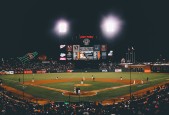 LDSports乐动-字母哥伦敦封神！回归首秀破纪录，斯坦福桥切尔西观众沸腾